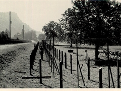 Stacheldrahtzaun am Hörnli
inks der Hornfelsen. Bauzeit: 27. Juni bis 15. September 1942.
Foto:Berner Bundesarchiv