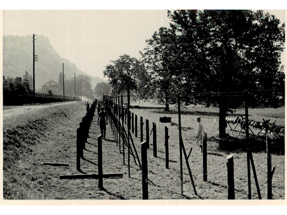 Stacheldrahtzaun am Hörnli
inks der Hornfelsen. Bauzeit: 27. Juni bis 15. September 1942.
Foto:Berner Bundesarchiv