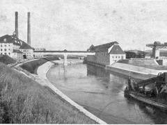 7.3.1913 Aussenansicht des Schalthauses mit Kabelbrücke
links Dampfzentrale und das Werkstattgebäude.