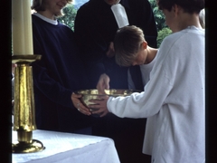 Pfarrvikar Christian Schwarz bei der Taufe
19_2