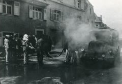 Brand eines Tanklasters mit Heizöl 1965/66" caption="Metzgerei Willis gegenüber heutiger Volksbank