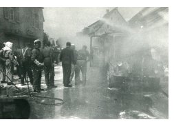 Brand eines Tanklasters mit Heizöl 1965/66" caption="Metzgerei Willis gegenüber heutiger Volksbank