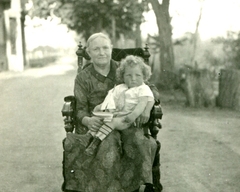 Grether Mutter mit Jörg bei den Fischerhäusern 1931