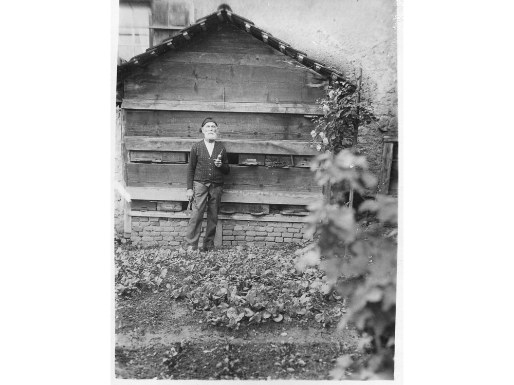1928, Johann Steinebrunner vor seinem Bienenhaus. Wally Brenders Grossvater.
Brender_011