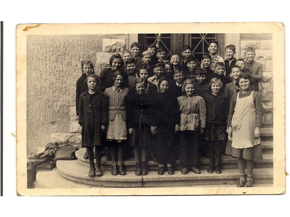 Jahrgang 1941 vor der Hebelschule ca 1950-52links Hildegard Weber, hinten Helmut van Uelft
JGrimm5