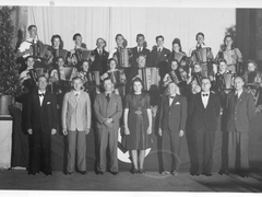 Akkordeonorchester Wyhlen 1942 gegründet 1940; Dirigent Schittenhelm vorne 3. v. rechts;Hakenkreuzfahne verdecktBauckner HJ