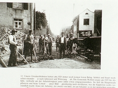 Lörrachestr. ; Inflationszeit; links Löwen, rechts Spritzenhaus; Ein steiler Buckel wurde eingeebnet.   Arbeitsbeschaffungsmassnahme 1925 
Bild59