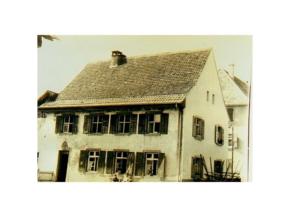 Gustav Phillipp, Johann Philipp ;gehörte dem Schweizer Freiherr von Sichel, Wappen links über der Tür zeigt Sicheln;  Doppelhaus auf dem Rührberg
Bild61