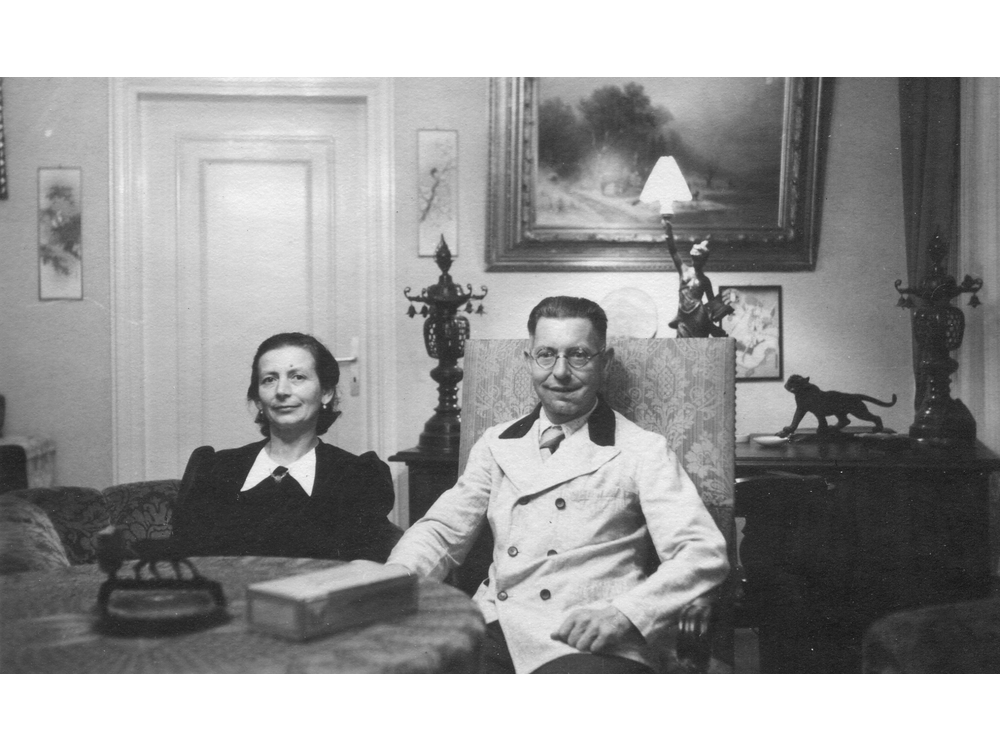 Eltern von Frau Kraft auf Besuch bei Apotheker Thorn ca 1940
ElternbeiApothekerThorn_1940
