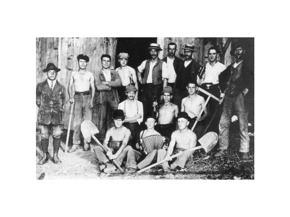 Italienische Gastarbeiter beim Kraftwerkbau. Vorarbeiter Levante, links. um 1910
Kuechlin_039_50