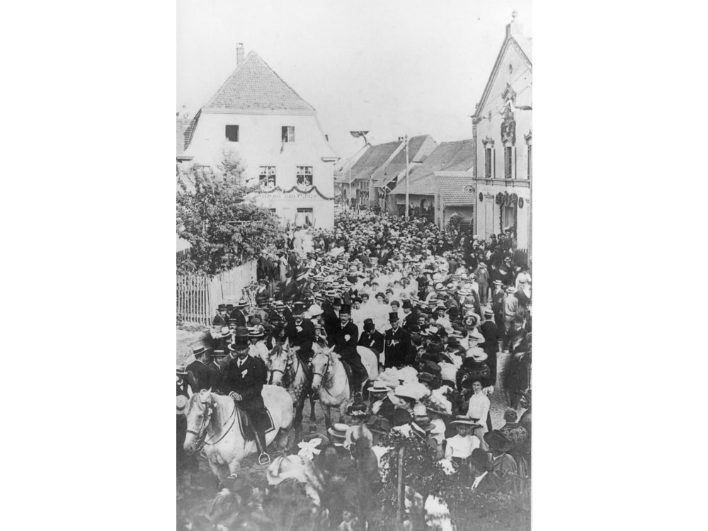 Fahnenweihe Männerchor Wyhlen 1911
rechts Kolonialwaren Bürgin
Kuechlin_057_50