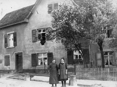 Rheinfelderstr.1 1926; Frau Bugglin mit Tochter Frieda.
Kuechlin_095_50