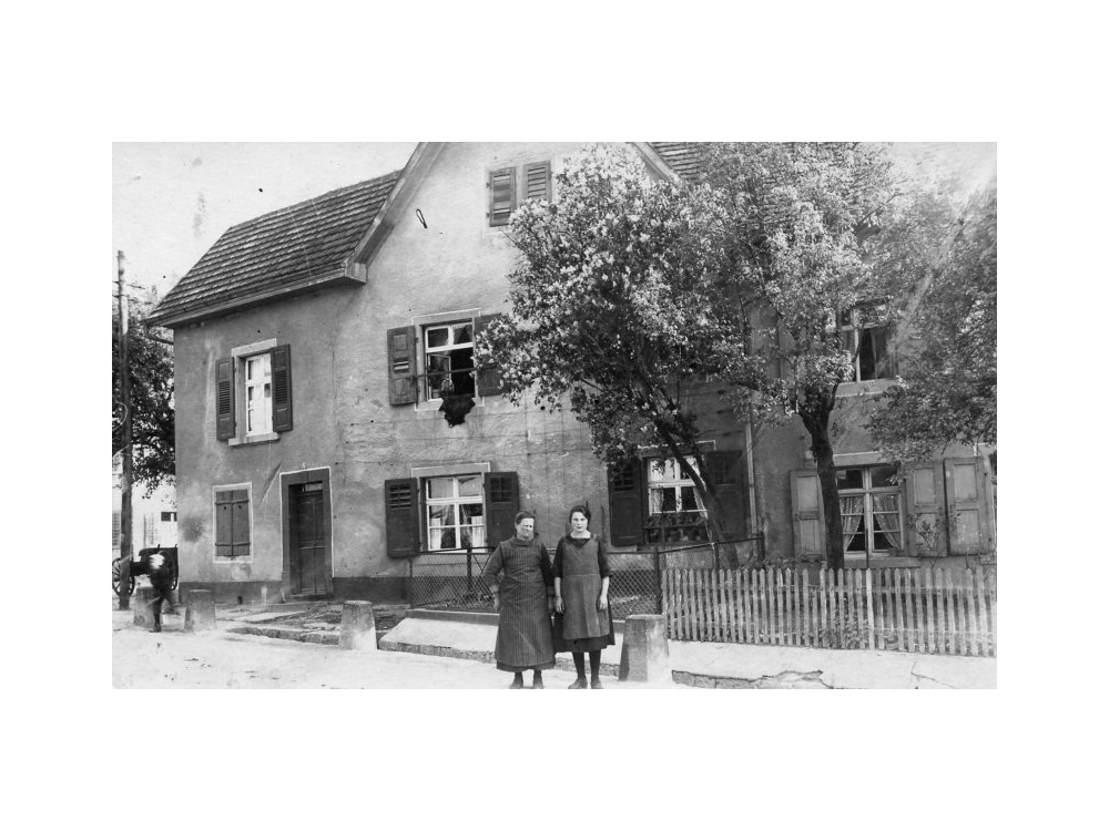 Rheinfelderstr.1 1926; Frau Bugglin mit Tochter Frieda.
Kuechlin_095_50