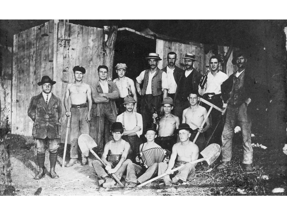 Italienische Maurer beim Kraftwerkbau 1910; links Signiore Levante, Grossvater von Levante Software
ArbeiterKraftwerk_ca1910