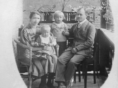 Böller Ernst mit Familie
Untermünstertal (Spielweg) ca 1926
Bild23