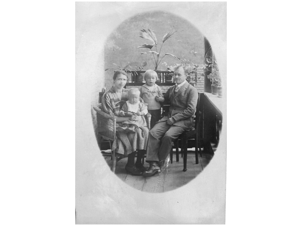 Böller Ernst mit Familie
Untermünstertal (Spielweg) ca 1926
Bild23