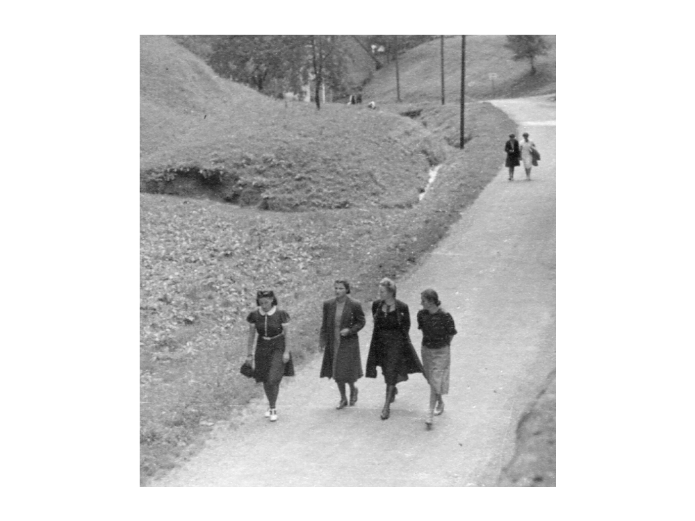 Damen auf dem Weg zur Himmelspforte; dort posieren sie für das Album Wyhlen 1944. Siehe im Buch S. 119
Bild7