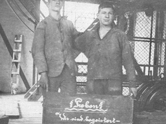 Produktionsarbeiter bei der GEIGY 1919 Proben:" Wir sind begeistert - voller Mut, Wenn wir auch dastehen ohne Hut. 16. Januar 1919"
Rhein_006