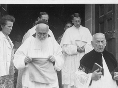 Pater Bertram bei der Verabschiedung von Pfarrer Lang Pfarrer Lang vorne rechts. 1947
Rhein_027