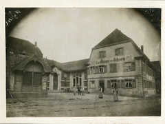 Vor 1914; Vater Alfred Thiele, der kleine Hans Zimmermann, geb. Thiele, vor der Tür Anna Thiel, an der Straße Emma
Stadler_002