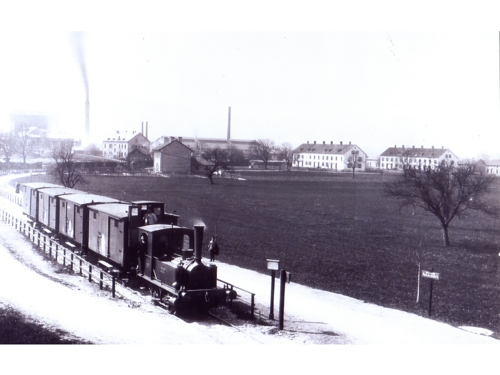 Solvay-Lok 1925
Mit der "Dampflokk" transportierte die Solvay das Steinbruchmaterial vom Engeltal in die Fabrik, wo es zur Sodaherstellung verwendet wurde. 1958 wurde die Fabrik geschlossen.
Stein_Kurt_001