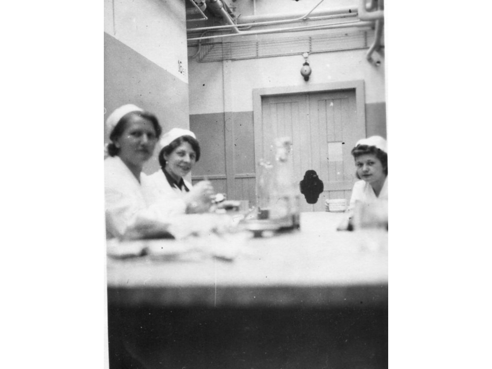 1939 Mittagspause (Roche); links Mina Marx, Mitte Frau Fromann, rechts Ruth Marx
Vogt_Marx_003