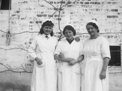 Hinter dem Bad der Tablettenanlage Roche; links Ruth Marx, Mitte Frau Fromann, rechts Mina Marx
Vogt_Marx_004