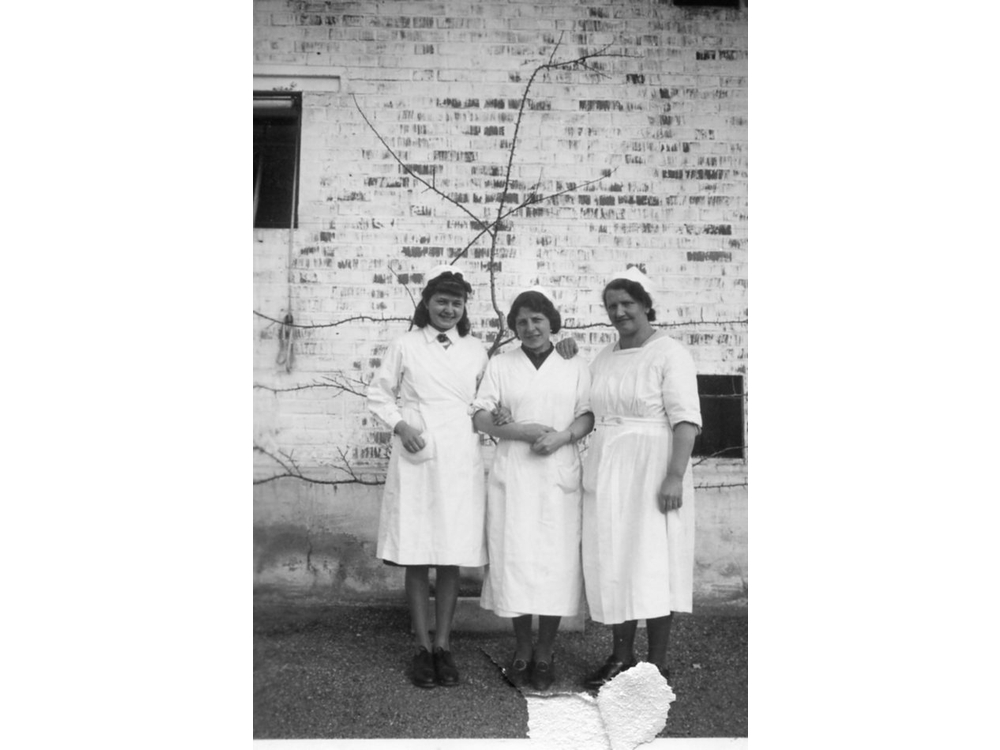 Hinter dem Bad der Tablettenanlage Roche; links Ruth Marx, Mitte Frau Fromann, rechts Mina Marx
Vogt_Marx_004