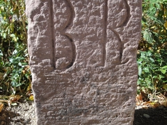 Vorderseite: Initialen „F v B“ (Friedrich von Bärenfels ) ca 1750; Rückseite: Initialen „B R“ ( Basel Riehen);Stein C (Sandstein):Zeitstellung 18. Jhd.Vorderseite: Initialen „F v B“ (Friedrich von Bärenfels ) ca 1750Rückseite: Initialen „B R“ ( Basel Riehen)
Grenzstein5