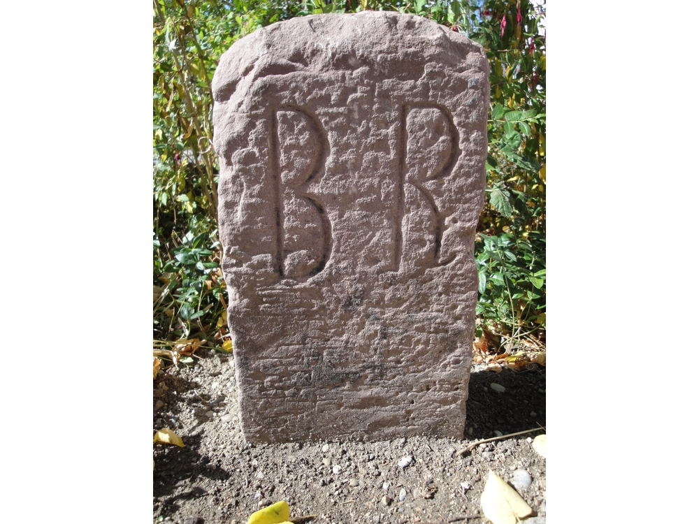 Vorderseite: Initialen „F v B“ (Friedrich von Bärenfels ) ca 1750; Rückseite: Initialen „B R“ ( Basel Riehen);Stein C (Sandstein):Zeitstellung 18. Jhd.Vorderseite: Initialen „F v B“ (Friedrich von Bärenfels ) ca 1750Rückseite: Initialen „B R“ ( Basel Riehen)
Grenzstein5
