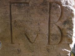 Vorderseite: Initialen „F v B“ (Friedrich von Bärenfels ) ca 1750;Rückseite: Initialen „B R“ ( Basel Riehen) ;Stein C (Sandstein):Zeitstellung 18. Jhd.Vorderseite: Initialen „F v B“ (Friedrich von Bärenfels ) ca 1750Rückseite: Initialen „B R“ ( Basel Riehen)
Grenzstein7